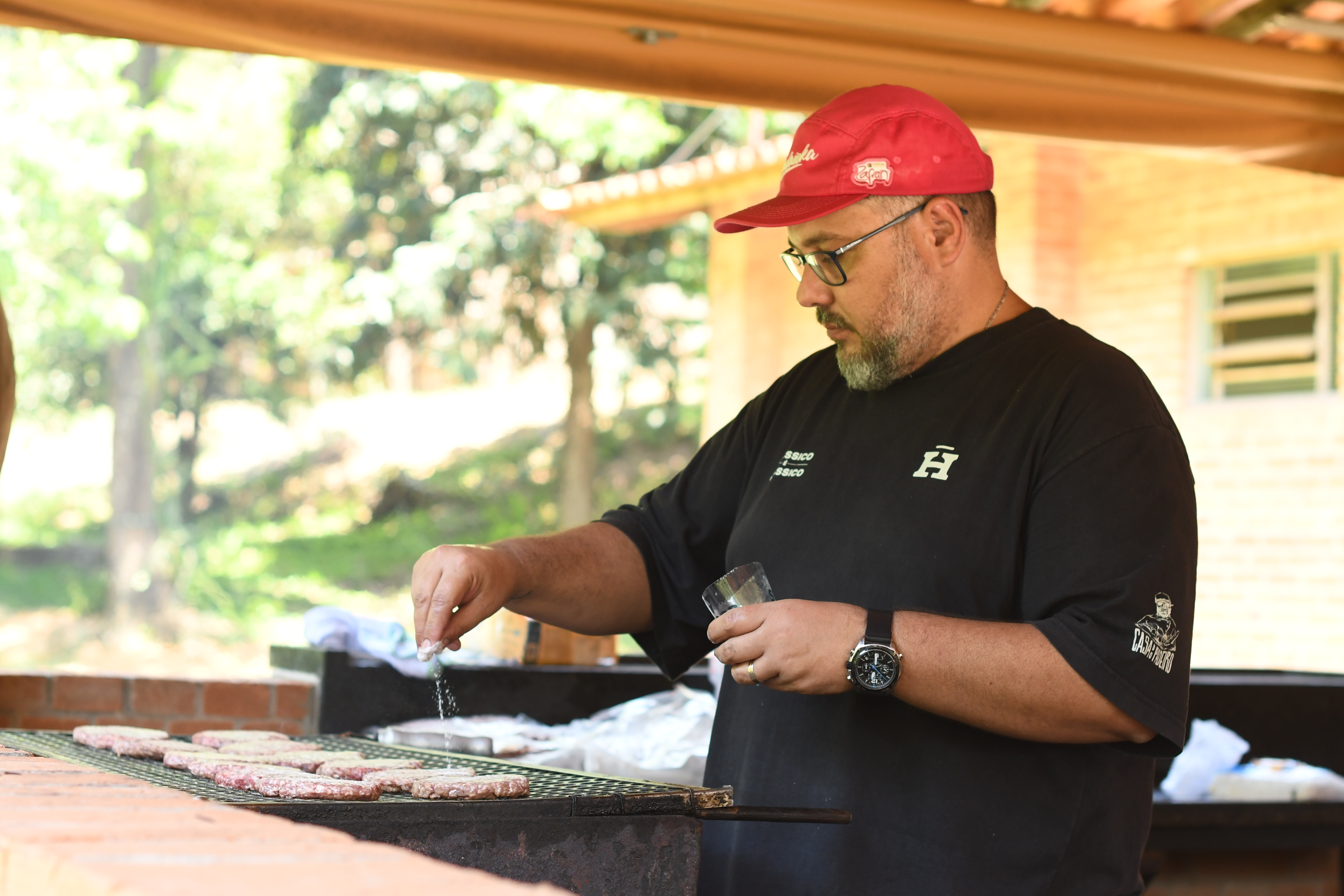 Preparo dos lanches na chapa durante o evento
